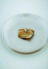 穴子の握り寿司を白磁の皿に盛った一皿