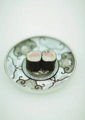 鉄火巻き2貫を染付けの器に盛り付けた様子