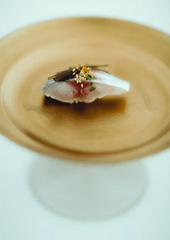 白身魚の昆布締めをガラス皿に上品に配した一皿