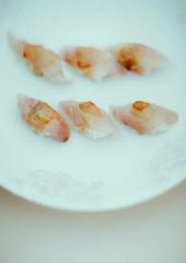 白身魚の握り寿司を白磁の皿に配した一皿